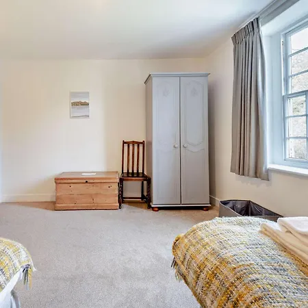 3 Bed In Sz174